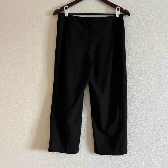 L.L. Bean Size small Black Cropped Flare Yoga Pants - Picture 6 of 6